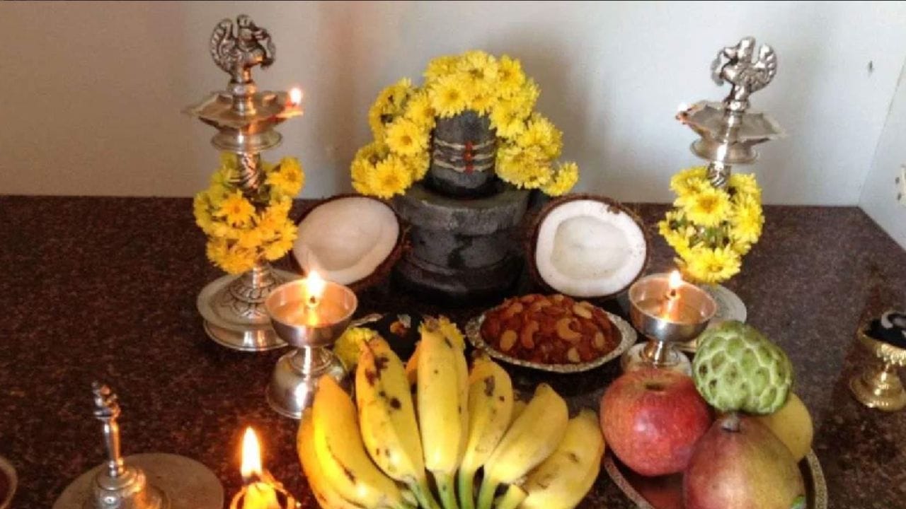 শিবমহাপুরাণ মতে, মহাশিবরাত্রিতেই তাণ্ডব নৃত্য করে রূদ্র রূপ ধারণ করেছিলেন মহাদেব। শুধু তাই নয়, কথিত আছে, এই বিশেষ রাত্রেই শিব ও পার্বতীর বিয়ে হয়েছিল। সাধারণত, শিব শক্তি তথা পুরুষ ও আদিশক্তি বা পরা প্রকৃতির মিলন হয়েছিল এই সময়।