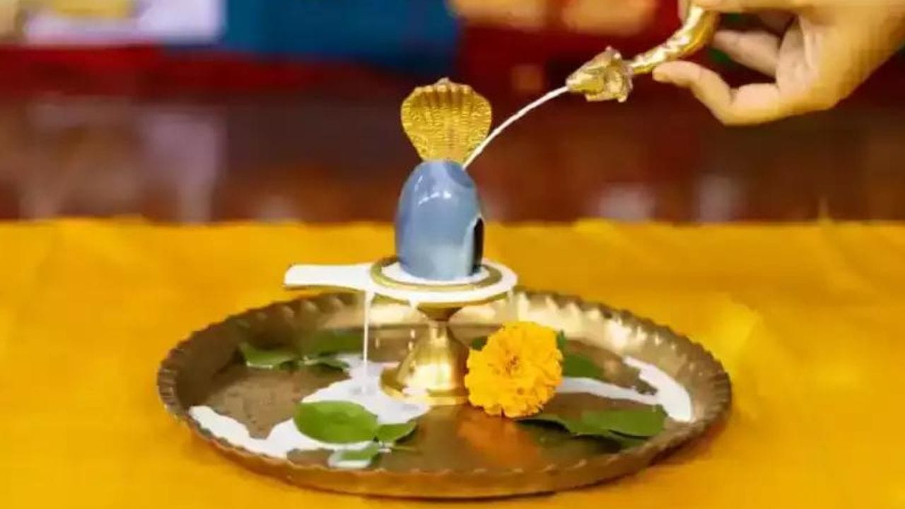 এই কালো মরিচ এবং কালো তিল শিবলিঙ্গে নিবেদন করুন। এই প্রতিকারের মাধ্যমে আগামী মাসিক শিবরাত্রি পর্যন্ত আপনার ইচ্ছা পূরণ হতে পারে।