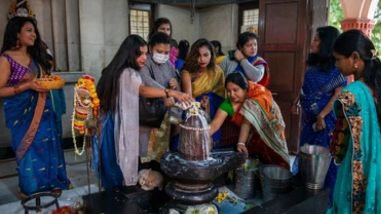 রাত পোহালেই শিবরাত্রি। ছোট থেকে বড়- অনেকেই শিবরাত্রির ব্রত করেন। কেউ সারাদিন উপবাস করে রাতে পুজো দিয়ে জল খান। আবার অনেকে লুচি, পরটা, ডালিয়া খেয়ে উপবাস করেন