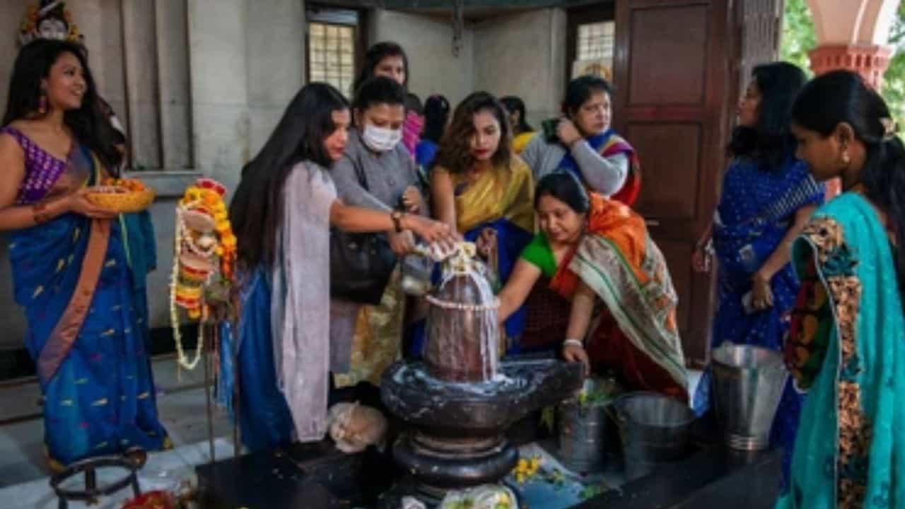 রাত পোহালেই শিবরাত্রি। ছোট থেকে বড়- অনেকেই শিবরাত্রির ব্রত করেন। কেউ সারাদিন উপবাস করে রাতে পুজো দিয়ে জল খান। আবার অনেকে লুচি, পরটা, ডালিয়া খেয়ে উপবাস করেন