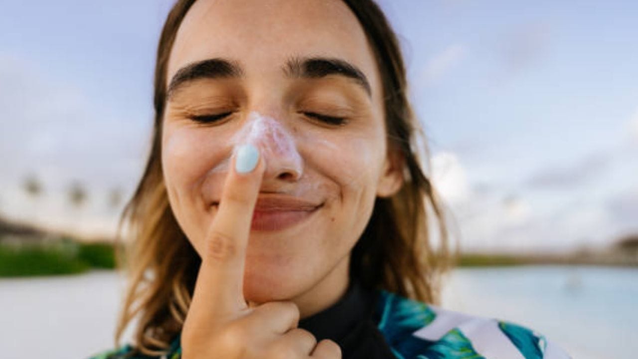 রোদ, ঘামের মধ্যেও ত্বক ও চুল উজ্জ্বল রাখতে অনেকে অনেক ক্রিম, সানস্ক্রিম, সিরাম, কন্ডিশনার ব্যবহার করেন। কিন্তু, কেবল এগুলি ব্যবহার করলে চলবে না, ত্বক ও চুল ভিতর থেকে সুস্থ রাখা জরুরি