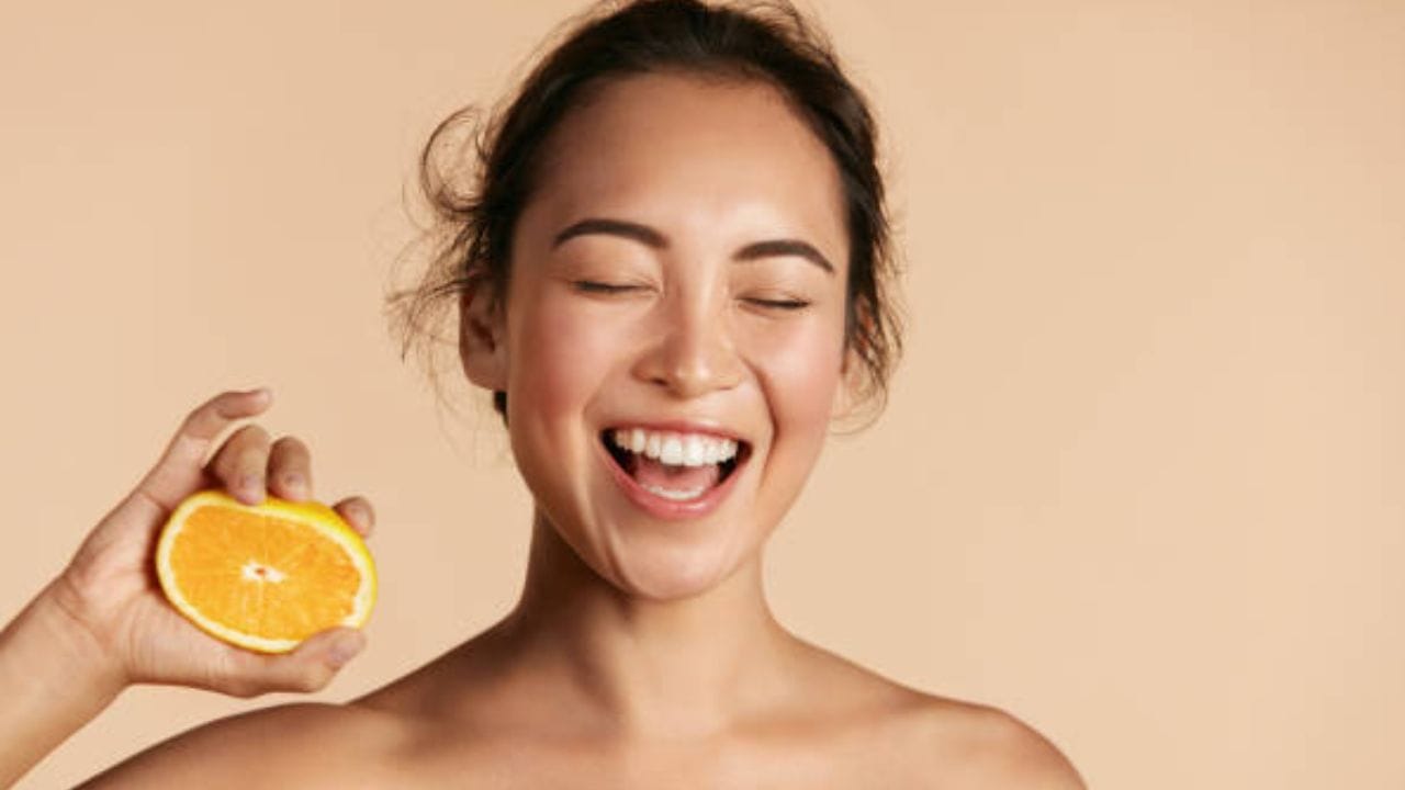 খাবারের সঙ্গে ত্বক ও চুলের গভীর সম্পর্ক রয়েছে। প্রতিদিনের ডায়েটে এমন কিছু সবজি ও ফল রাখুন, যেগুলি শরীর সতেজ রাখার পাশাপাশি ত্বক ও চুলের স্বাস্থ্যও ঠিক রাখে