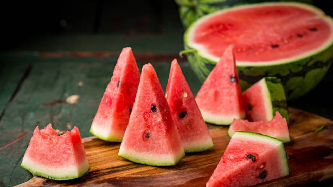 গরমকালের অন্যতম ফল হল, তরমুজ। অ্যান্টিঅক্সিডেন্টে ভরপুর এই ফল যেমন শরীর সতেজ রাখে, তেমনই ত্বকের অকাল বার্ধক্য ঠেকাতে খুব কার্যকরী। এছাড়া তরমুজের বীজে ফ্যাটি অ্যাসিড রয়েছে, যা ত্বককে টানটান রাখতে সাহায্য করে     