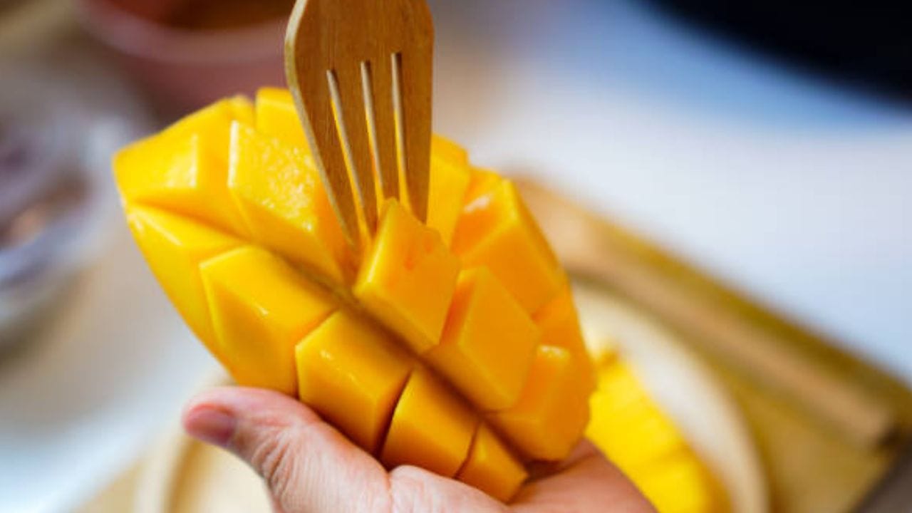 ফলের রাজা আম। এটি মূলত গরমকালেই পাওয়া যায়। ভিচামিন, মিনারেলস এবং অ্যান্টি অক্সিডেন্টে ভরপুর আম ত্বককে সূর্যের অতি বেগুনি রশ্মি থেকে রক্ষা করতে সাহায্য করে এবং অকাল বার্ধক্য ঠেকায়  