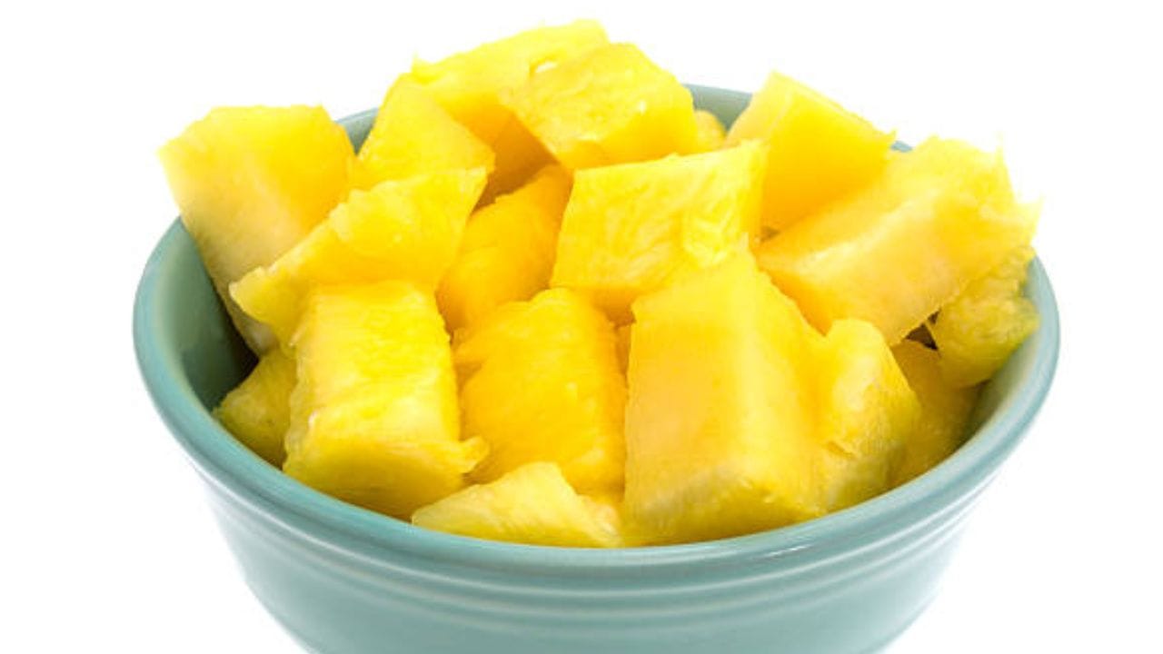 গরমকালের আরেকটি ফল হল, আনারস। যদিও বর্তমানে এটা প্রায় সারা বছরই পাওয়া যায়। লো-ক্যালোরি ও ফাইবার-সমৃদ্ধ এই ফল কোলাজেন হরমোনের উৎপাদন বাড়ায়, যা ত্বক উজ্জ্বল করতে কার্যকরী। ত্বকের ক্ষতিগ্রস্ত কোষ পুনরুজ্জীবিত করতে এবং ব়্যাশ দূর করতে রোজ ডায়েটে রাখুন আনারস