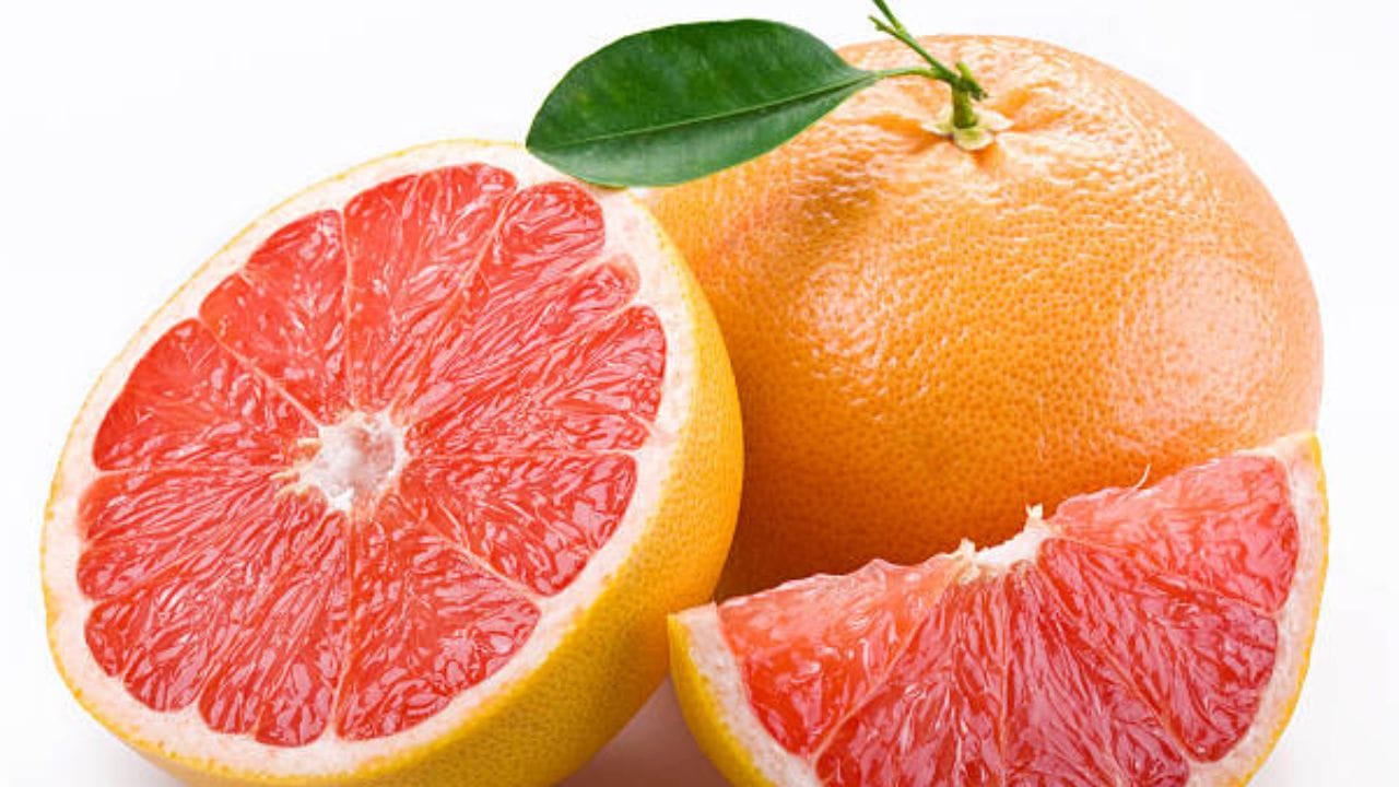 গরমের ফল হিসাবে বাতাবি লেবু ত্বকের জন্য খুব কার্যকরী। এই ফলে প্রচুর পরিমাণে ভিটামিন সি থাকে, যা কোলাজেন উৎপাদন বাড়ায়। ফলে ত্বক উজ্জ্বল করে তুলতে সাহায্য করে। এছাড়া ব়্যাশ, চুলকানির সমস্যাও দূর করে। এমনকি খুশকি ঠেকাতেও কার্যকরী বাতাবি লেবু