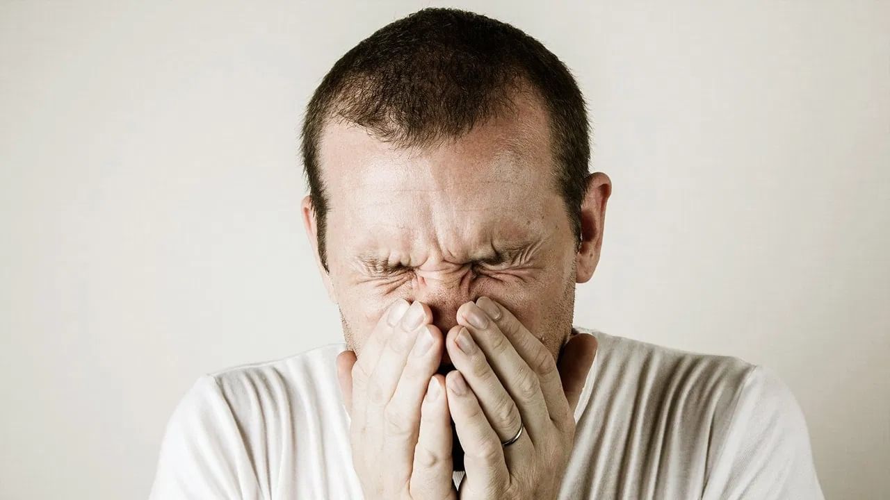 কারণটা কী? হাঁচি হচ্ছে এটা ভেবে এড়িয়ে যান অনেকেই। অথচ জানেনই না যে, এই হাঁচিই শরীরের বড় কোনও রোগের লক্ষণ হতে পারে। জেনে নিন হাঁচির কারণগুলো। 