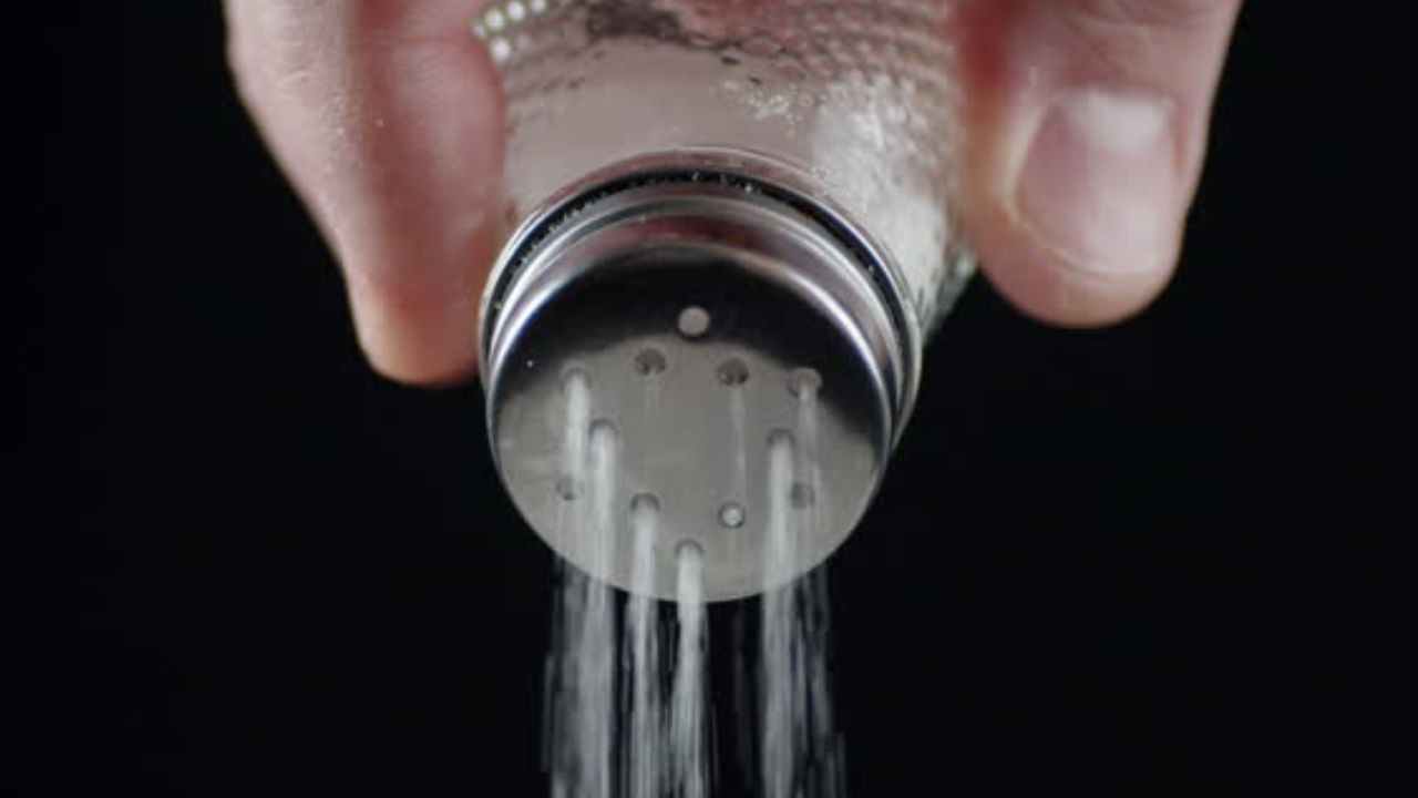 সোডিয়াম মানে নুন। বাড়িতে ব্যবহৃত সাদা নুন সোডিয়ামের উৎস। তাই খাবারে পরিমাণমতো নুন মিশিয়ে খাবেন। তবে যাঁদের উচ্চ রক্তচাপের সমস্যা রয়েছে, তাঁরা চিকিৎসকের পরামর্শ নিন