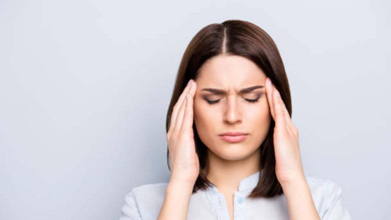 শরীরে সোডিয়ামের পরিমাণ প্রয়োজনের তুলনায় কমে গেলে যে লক্ষণ দেখা যায়, সেগুলি হল- ক্রমাগত মাথা ব্যথা, ক্লান্তিভাব, উদ্বেগ, বমি, পেশিতে ক্র্যাম্প এবং ভুলে যাওয়া। সোডিয়ামের ঘাটতি প্রাথমিক পর্যায়ে ধরা পড়লে কয়েকটি সাধারণ খাবারেই ঘাটতি পূরণ সম্ভব