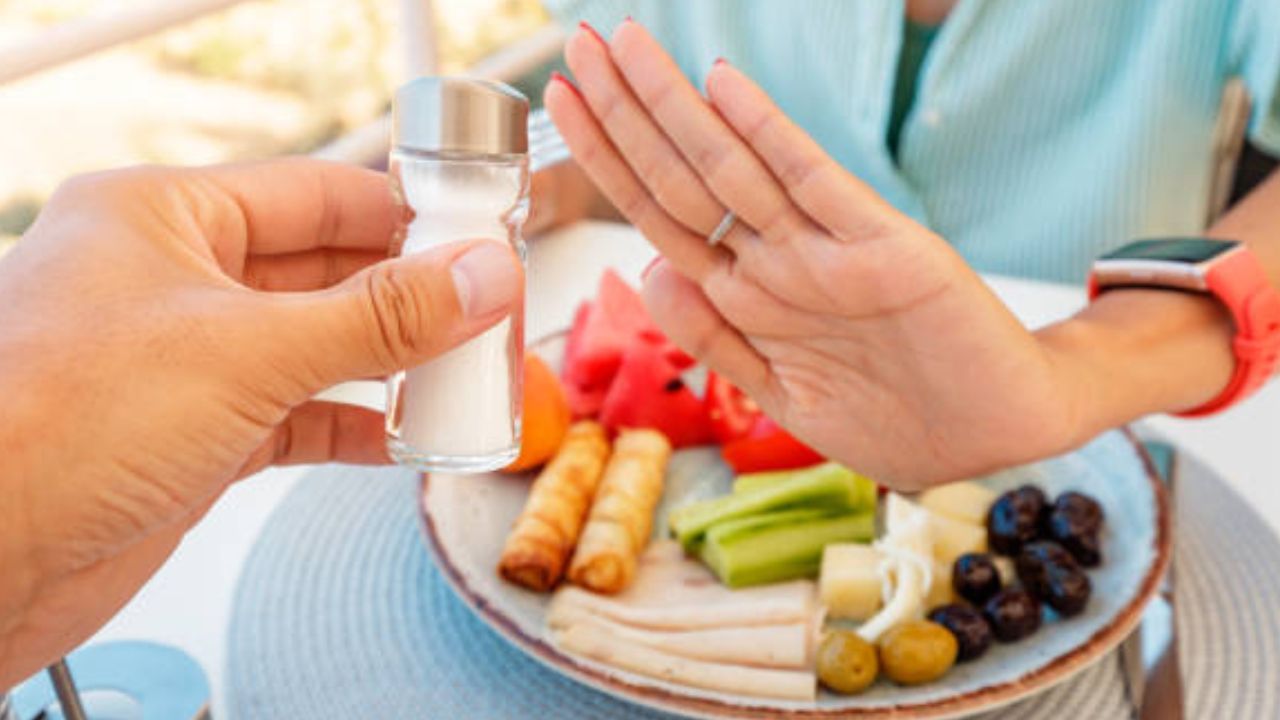 দেহে সোডিয়ামের পরিমাণ কমে গেলে যেমন মারাত্মক ক্ষতি হতে পারে, তেমন সোডিয়ামের পরিমাণ বেশি হলেও বিপজ্জনক। হু-র মতে, দৈনিক ৫ গ্রামের কম সোডিয়াম স্বাস্থ্যের জন্য উপকারী