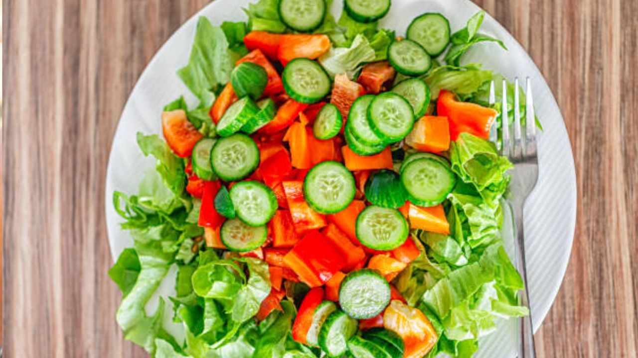 বিভিন্ন শাক-সবজি খেলেও শরীরে সোডিয়ামের ঘাটতি অনেকাংশে কমে। তাই প্রতিদিন তাজদা সবজির সুপ খেতে পারেন। সবজির স্যালাডও নিয়মিত খান। তবে প্যাকেটজাত জুস কখনও নয়