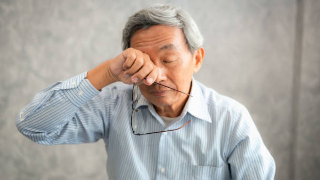 সাধারণত বয়স ৬০ বছর পেরোলেই শরীরে সোডিয়ামের ঘাটতি হতে শুরু করে। তাই বয়স ৫৫ বছর পেরোলেই সতর্ক হওয়ার পরামর্শ দেন চিকিৎসকেরা। সোডিয়ামের লক্ষণগুলি জানা থাকলে আগাম সতর্কতা নেওয়া সম্ভব