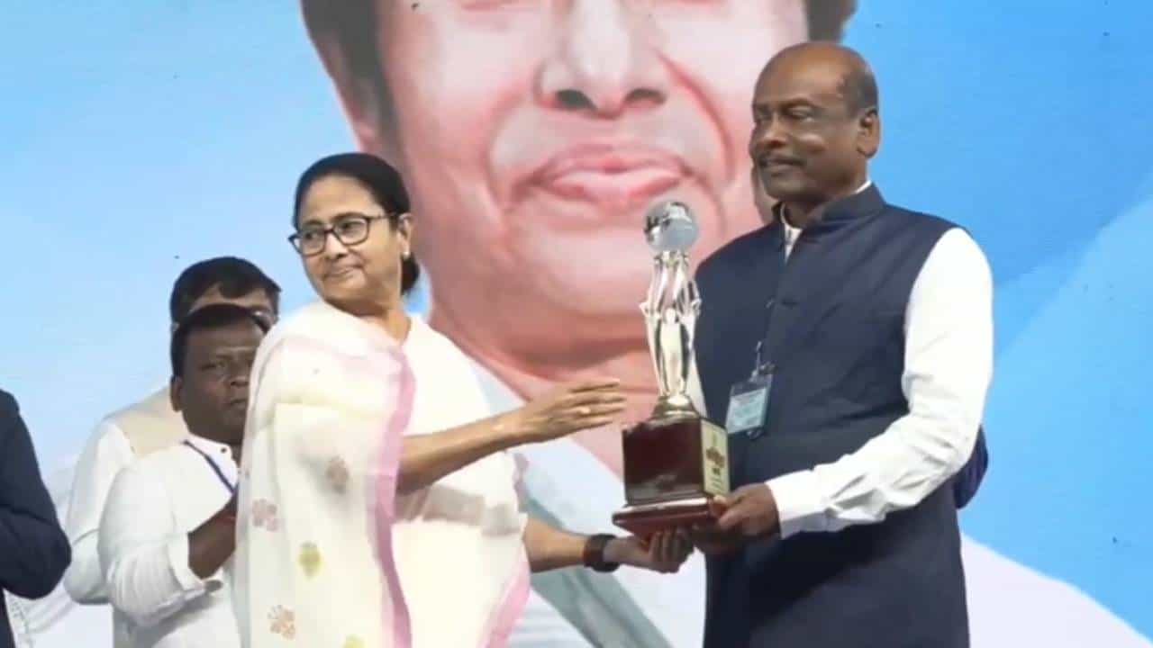 Kalipada Soren: পদ্মশ্রী প্রাপক সাঁওতালি ভাষার কবিকে ঝাড়গ্রাম আসনে প্রার্থী করল তৃণমূল Kalipada Soren: পদ্মশ্রী প্রাপক সাঁওতালি ভাষার কবিকে ঝাড়গ্রাম আসনে প্রার্থী করল তৃণমূল