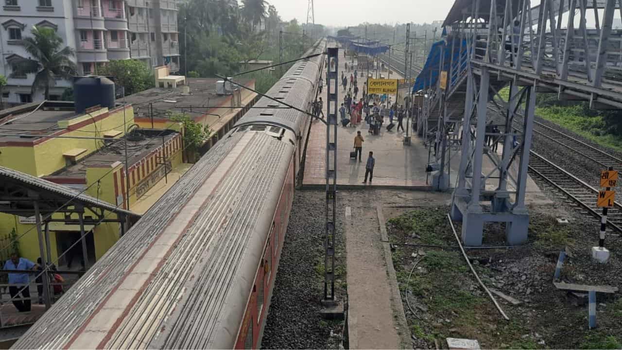 Howrah Station: দূরপাল্লা থেকে লোকাল, লাইন দিয়ে দাঁড়িয়ে একের পর এক ট্রেন, হঠাৎ কী হল হাওড়া স্টেশনে? Howrah Station: দূরপাল্লা থেকে লোকাল, লাইন দিয়ে দাঁড়িয়ে একের পর এক ট্রেন, হঠাৎ কী হল হাওড়া স্টেশনে?