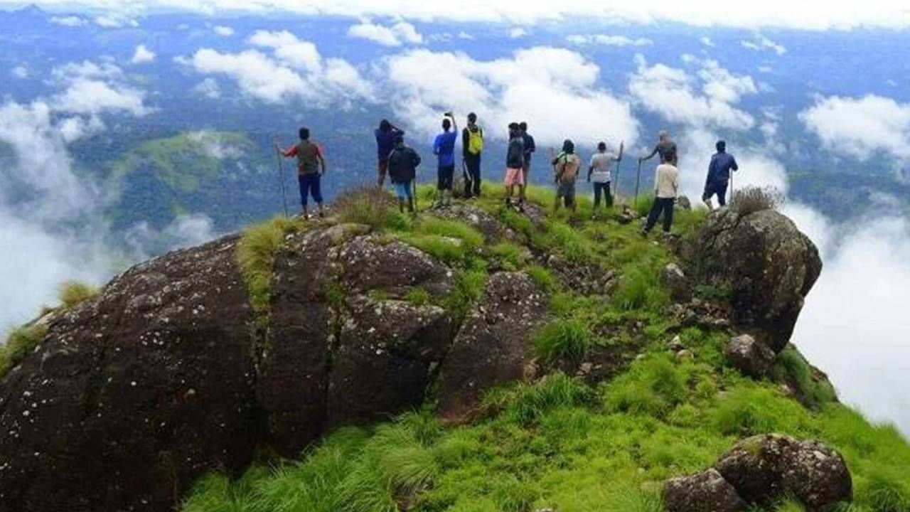 লক্ষ্মী হিল ট্রেক: এই ট্রেক করতে আপনাকে যেতে হবে কেরলের মুন্নারে। ১০ কিলোমিটার দীর্ঘ এই ট্রেকিংয়ে চা বাগানের অসাধারণ দৃশ্যের সাক্ষী থাকতে পারবেন আপনি। 