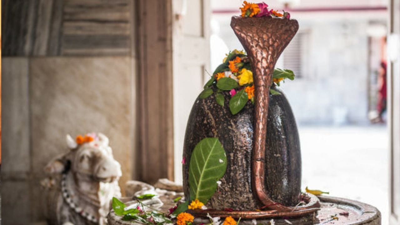 আর মাত্র একদিন বাকি, তারপরেই সারা দেশজুড়ে পালিত হবে মহাশিবরাত্রি। এদিন, ভোলেনাথকে তুষ্ট করতে ও আশীর্বাদ পেতে শিবভক্তরা নিয়ম ও নিষ্ঠাভরে উপবাস করে থাকেন। শিবমন্দিরে জলপূর্ণ কলস নিয়ে শিবলিঙ্গের মাথায় জল ঢেলে প্রার্থনা করেন। মহাশিবরাত্রি উপলক্ষ্যে অনেকে ঘরে বসেই শিবলিঙ্গের পুজো করে জল ঢেলে থাকেন। 