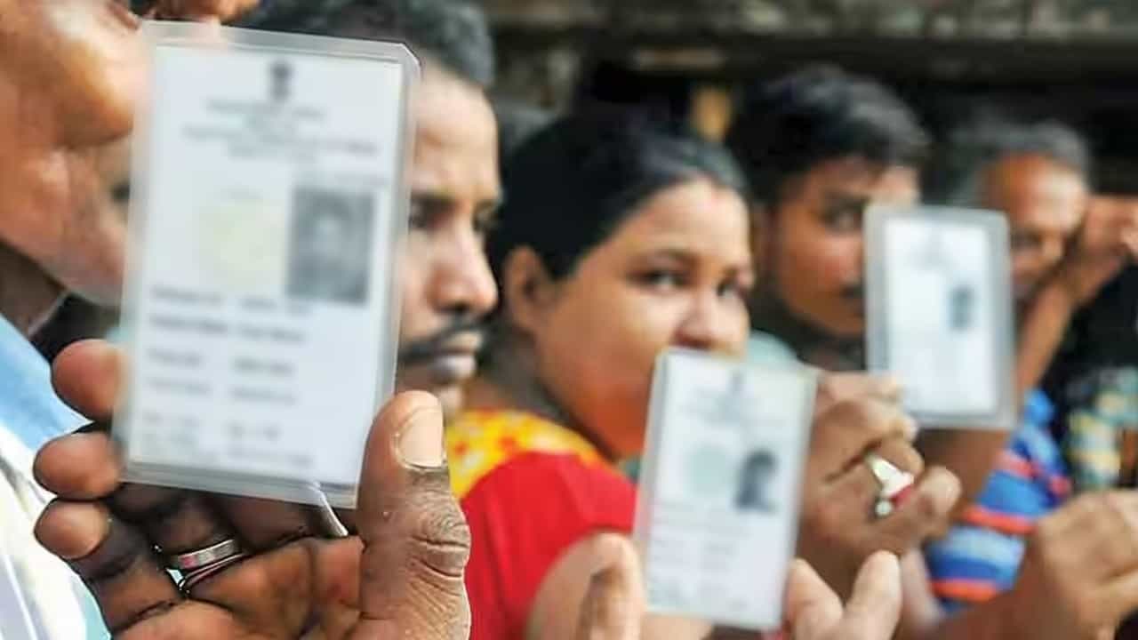 আসছে লোকসভা ভোট, ভোটার কার্ডে ভুল থাকলে নিজেই আপডেট করুন এই উপায়ে... আসছে লোকসভা ভোট, ভোটার কার্ডে ভুল থাকলে নিজেই আপডেট করুন এই উপায়ে...