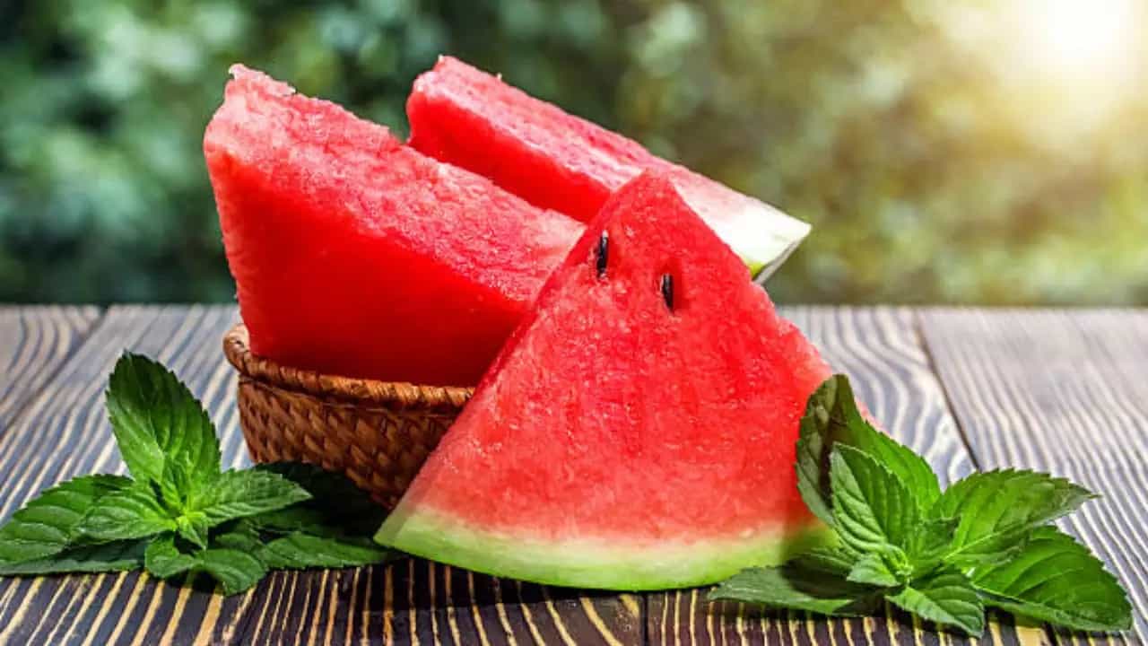 গরম পড়তেই চারিদিকে তরমুজের সম্ভার। আর বাড়িতে এনে ফ্রিজে রেখে ঠান্ডা ঠান্ডা খাচ্ছেন প্রায় রোজই। কিন্তু বীজগুলো কী করছেন? ফেলে দিচ্ছেন তাই তো?