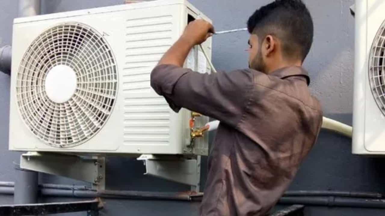 Kolkata: আগুনে পোড়া শহরে বিকোচ্ছে হাজার হাজার AC, অনুমতিহীন সংযোগেই বাজছে বিপদ ঘণ্টা? Kolkata: আগুনে পোড়া শহরে বিকোচ্ছে হাজার হাজার AC, অনুমতিহীন সংযোগেই বাজছে বিপদ ঘণ্টা?