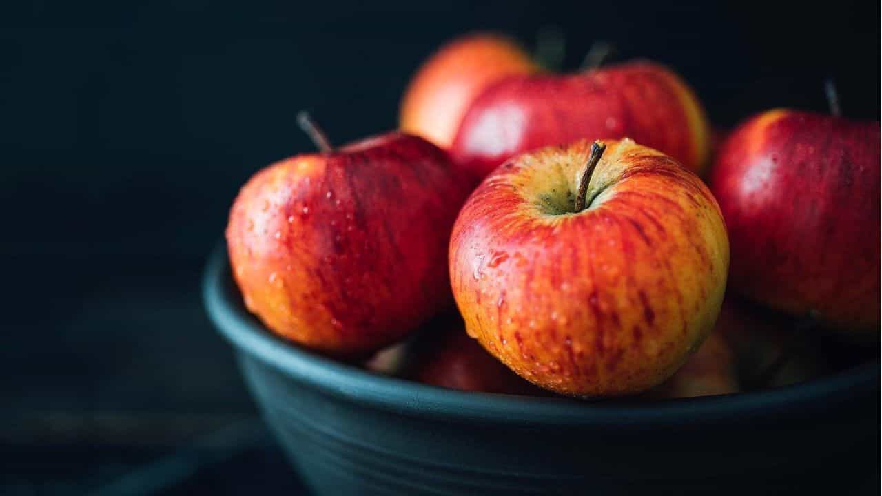 Apple And Diabetes: রোজ একটা আপেল খান, ডায়াবিটিজ় নিয়ন্ত্রণে আসবে, মত চিকিৎসকদের Apple And Diabetes: রোজ একটা আপেল খান, ডায়াবিটিজ় নিয়ন্ত্রণে আসবে, মত চিকিৎসকদের