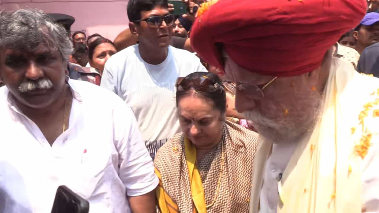 Asansol: ক্ষোভ-অভিমান মিটিয়ে একসঙ্গে পুজো দিলেন জিতেন্দ্র-আলুওয়ালিয়া Asansol: ক্ষোভ-অভিমান মিটিয়ে একসঙ্গে পুজো দিলেন জিতেন্দ্র-আলুওয়ালিয়া