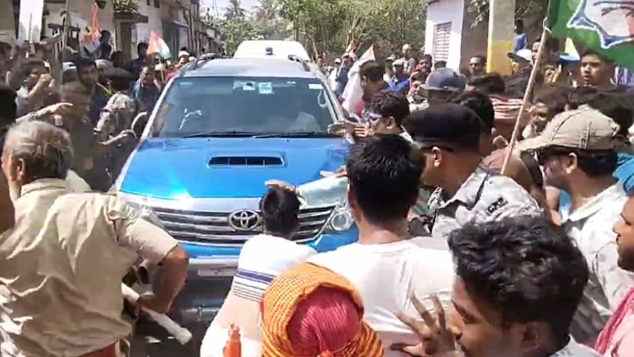 Murshidabad: ঘিরে ধরল গাড়ি, উঠল বন্দে মাতরম স্লোগান, আবার বিক্ষোভের মুখে অধীর Murshidabad: ঘিরে ধরল গাড়ি, উঠল বন্দে মাতরম স্লোগান, আবার বিক্ষোভের মুখে অধীর