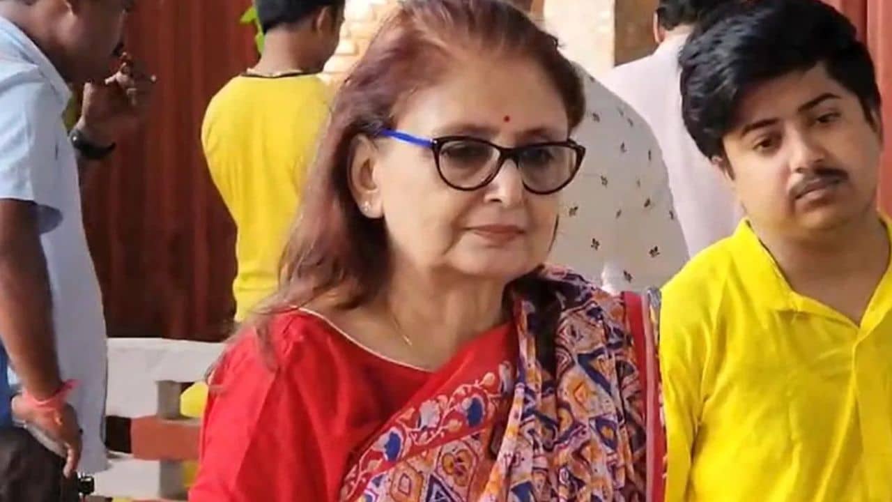 Nadia: রোদে বেরিয়ে লাগাতার ভোটের প্রচার, অসুস্থ কৃষ্ণনগরের রানিমা