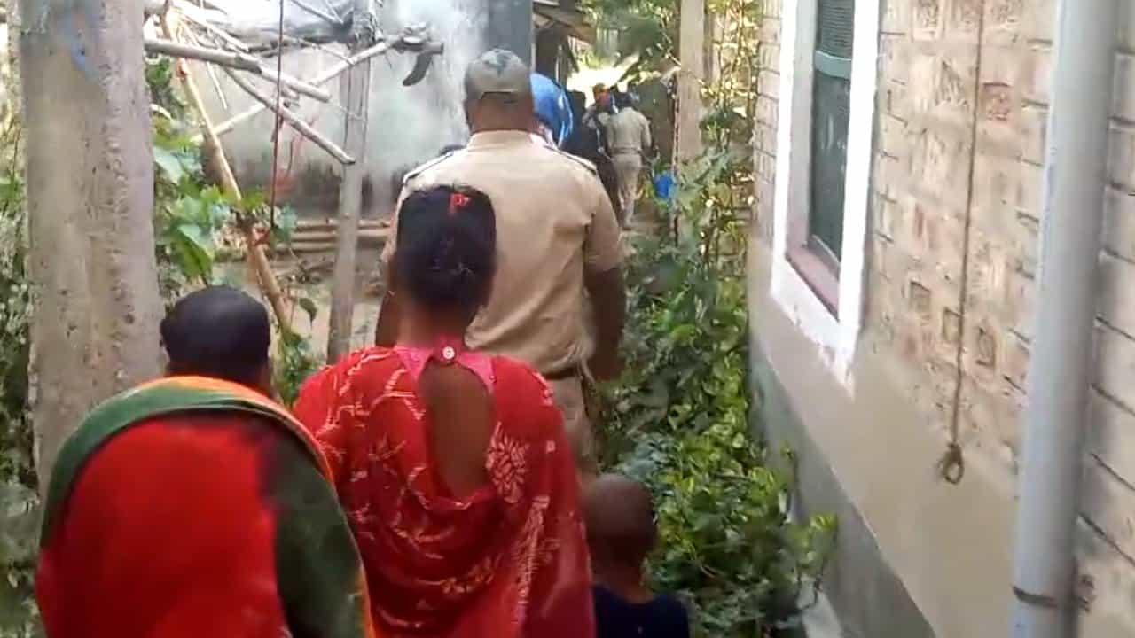 Sandeshkhali: আরও এক ‘সন্দেশখালি’, পিঠের পর এবার রাতে চোলাই বানাতে ডাক পড়ত মহিলাদের Sandeshkhali: আরও এক ‘সন্দেশখালি’, পিঠের পর এবার রাতে চোলাই বানাতে ডাক পড়ত মহিলাদের