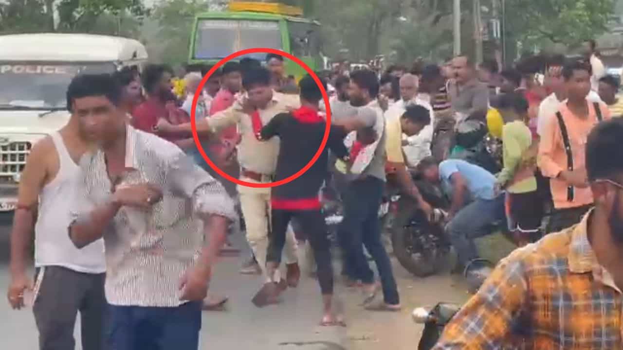 Attack on Police: রেহাই নেই উর্দিধারীদেরও! মানবাজারে ASI-কে ঘিরে ধরে মারধরের অভিযোগ Attack on Police: রেহাই নেই উর্দিধারীদেরও! মানবাজারে ASI-কে ঘিরে ধরে মারধরের অভিযোগ