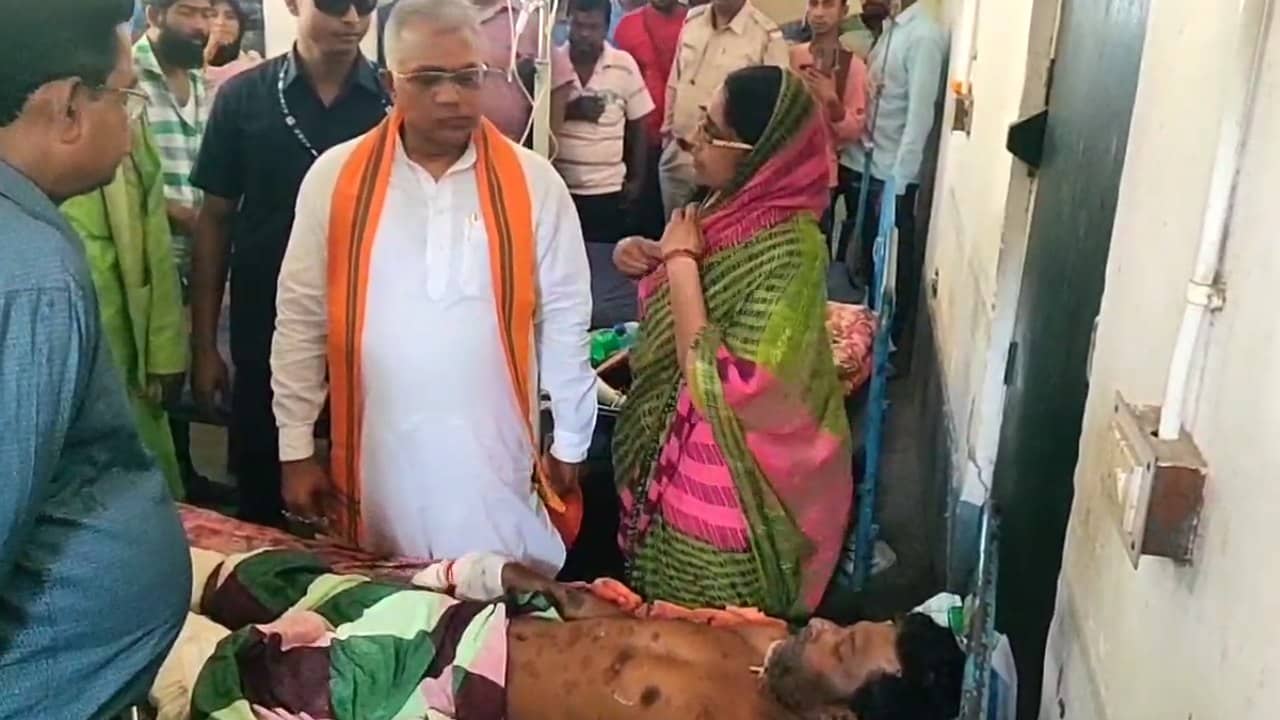 Dilip Ghosh: জখম তৃণমূল কর্মীকে দেখতে হাসপাতালে দিলীপ