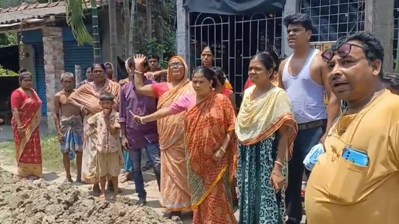 BJP: বিজেপি করায় পানীয় জল বন্ধ করার অভিযোগ, বারুইপুরে বিক্ষোভে ১৫ পরিবার