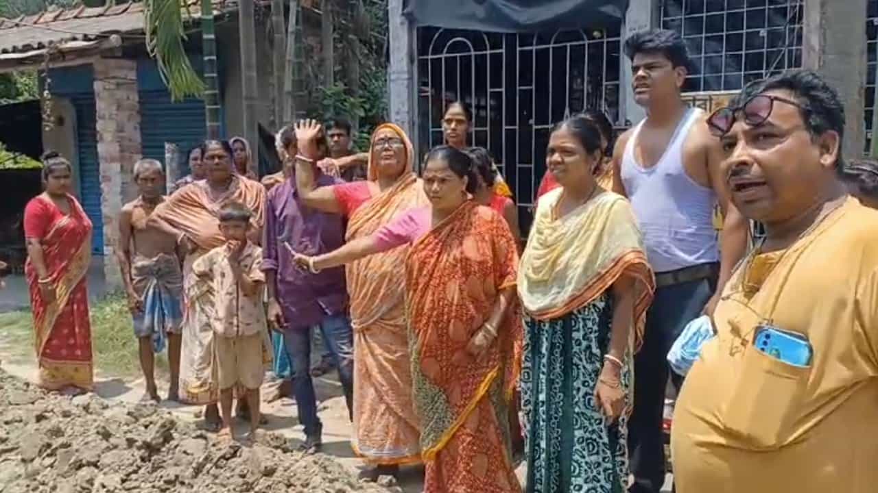 BJP: বিজেপি করায় পানীয় জল বন্ধ করার অভিযোগ, বারুইপুরে বিক্ষোভে ১৫ পরিবার BJP: বিজেপি করায় পানীয় জল বন্ধ করার অভিযোগ, বারুইপুরে বিক্ষোভে ১৫ পরিবার