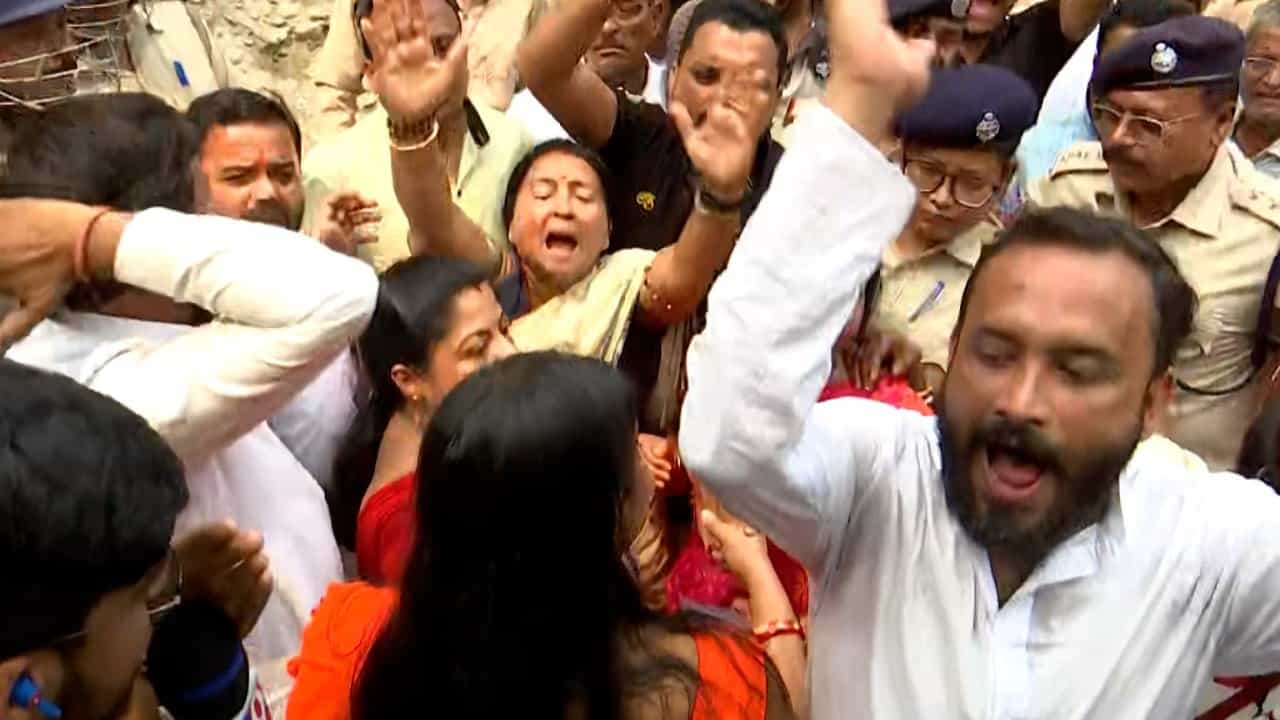 Lok Sabha Elections: বুথের সামনে BJP বিধায়ক শিখাকে ‘বাধা’ পুলিশের, আটকের চেষ্টা হতেই তুলকালাম Lok Sabha Elections: বুথের সামনে BJP বিধায়ক শিখাকে ‘বাধা’ পুলিশের, আটকের চেষ্টা হতেই তুলকালাম
