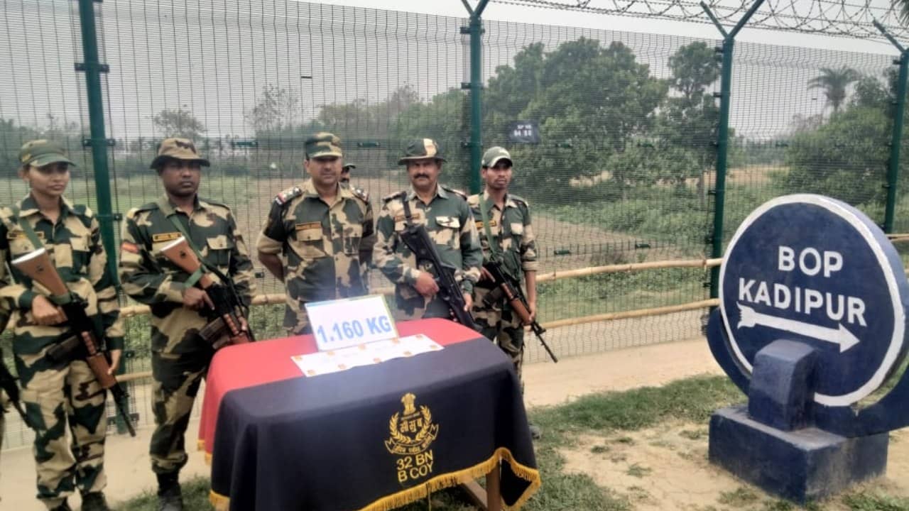 BSF: কাঁটাতারের ওপার থেকে উড়ে এল প্লাস্টিকের প্যাকেট, খুলতেই চোখ ছানাবড়া BSF-র