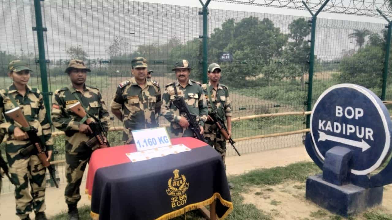 BSF: কাঁটাতারের ওপার থেকে উড়ে এল প্লাস্টিকের প্যাকেট, খুলতেই চোখ ছানাবড়া BSF-র