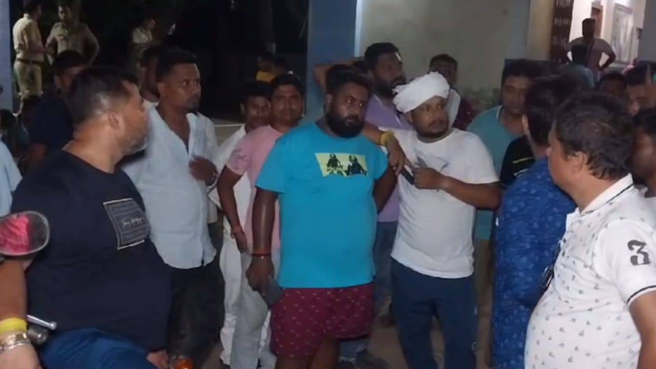 Howrah: কলেজ মোড়ে চায়ের দোকানে বাঁশ-রড দিয়ে তৃণমূল কর্মীদের মার, আক্রান্ত বিধায়কও, অভিযুক্ত CPM