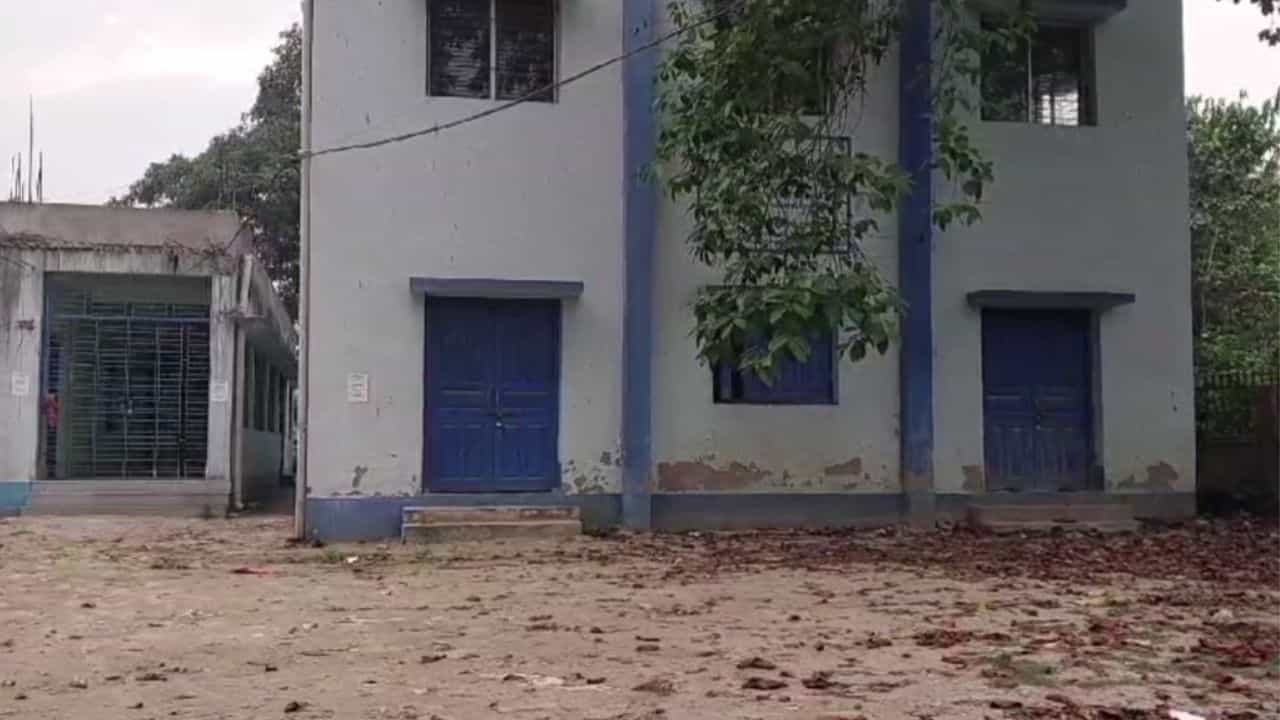 Balurghat: নতুন করে ফের বিশ্ববিদ্যালয়ের স্থান বদল, শুরু বিতর্ক Balurghat: নতুন করে ফের বিশ্ববিদ্যালয়ের স্থান বদল, শুরু বিতর্ক