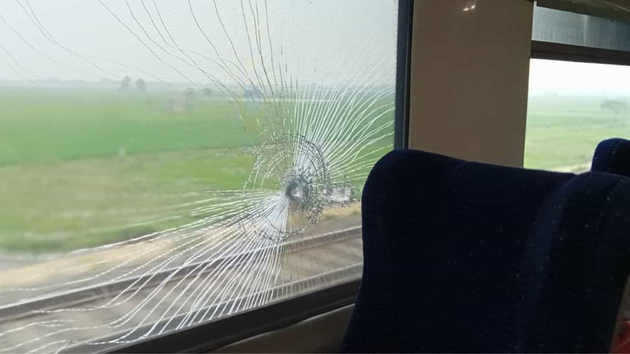 Vande Bharat Express: নববর্ষের দিনই বিপত্তি, মালদহ পেরতেই ফের পাথর পড়ল বন্দে ভারতে