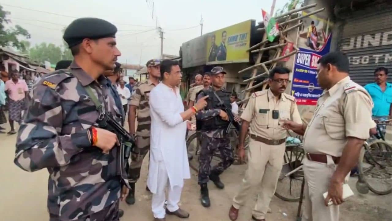 Sujata-Soumitra: সৌমিত্রর গাড়ি ঘিরে বিক্ষোভ TMC, পুলিশ দোষারোপ করে ধমক BJP-প্রার্থীর