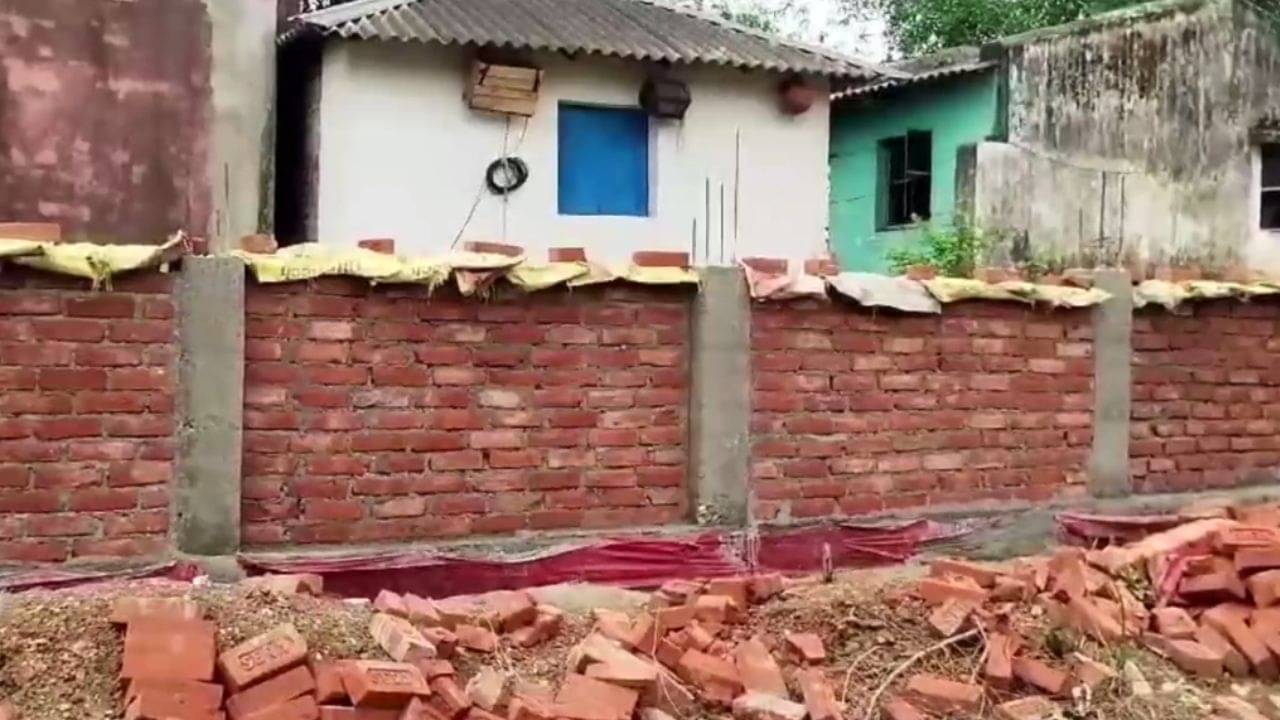 School: স্কুলের পাঁচিল তৈরিতেও দুর্নীতি? দেওয়াল ভাঙতেই যা দেখলেন চোখ কপালে অভিভাবকদের