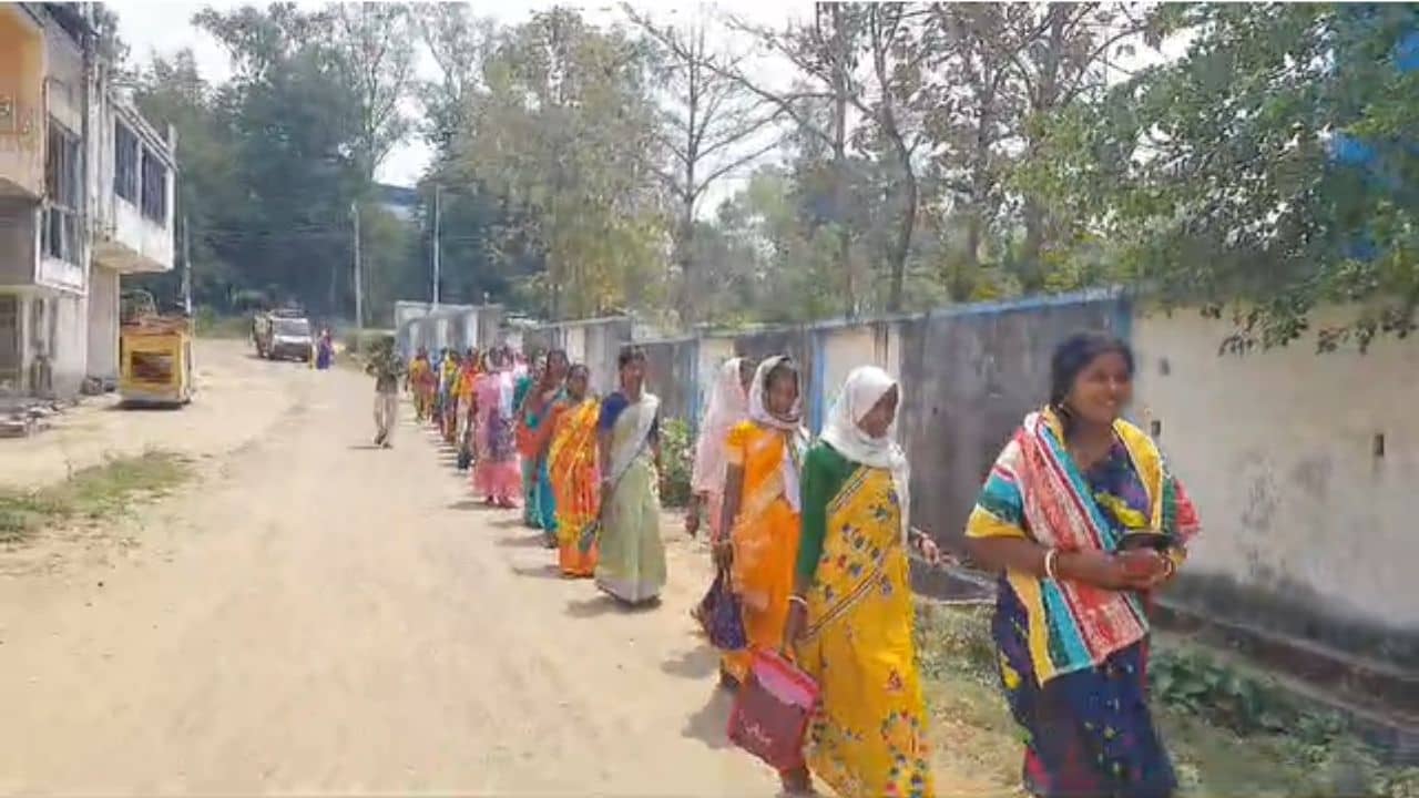 Bankura: শরীরে দেয় না, তাও তেষ্টা মেটাতে ওদের যেতে হয় দূর-দূরান্তে