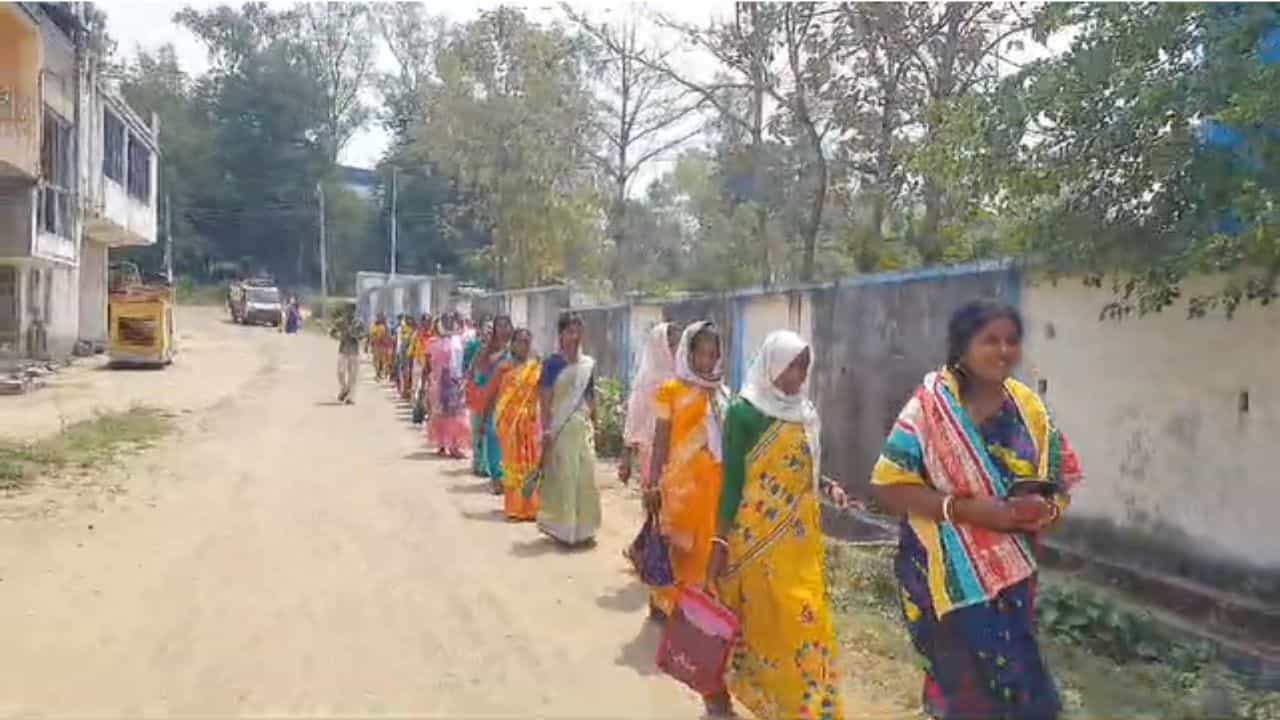 Bankura: শরীরে দেয় না, তাও তেষ্টা মেটাতে ওদের যেতে হয় দূর-দূরান্তে Bankura: শরীরে দেয় না, তাও তেষ্টা মেটাতে ওদের যেতে হয় দূর-দূরান্তে