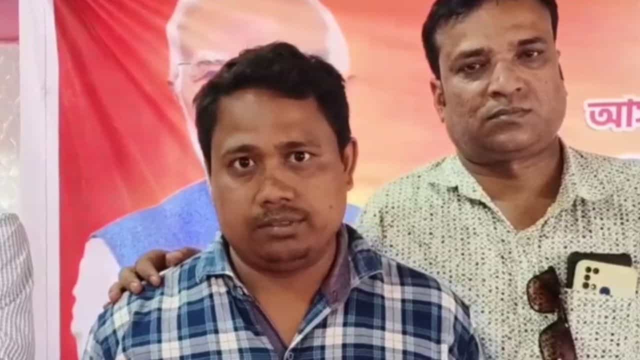 Bankura: দলের উপর গোঁসা করে নির্বাচনের আগে বিজেপিতে ঝাঁপালেন TMC নেতা Bankura: দলের উপর গোঁসা করে নির্বাচনের আগে বিজেপিতে ঝাঁপালেন TMC নেতা