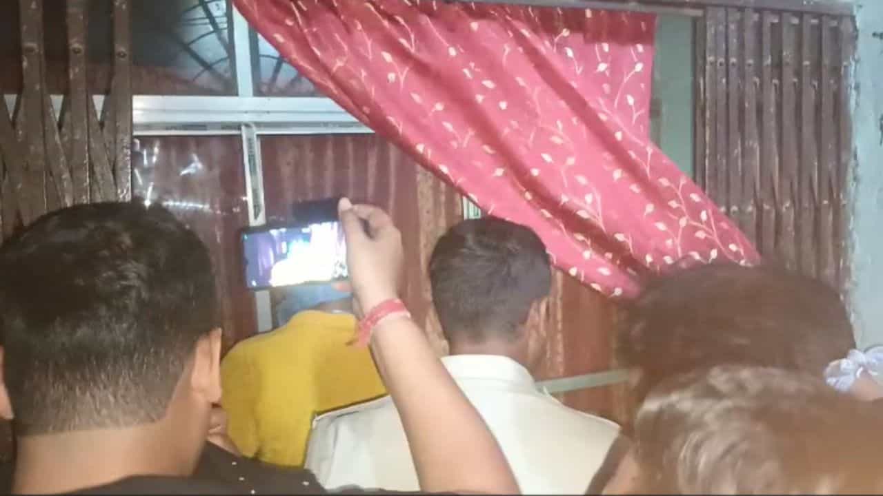 Baranagar: সারা শরীরে দগদগে ক্ষত, মেঝেতে চাপ চাপ রক্ত, বরানগরের বাড়িতে দাদু-ছেলে-নাতির পচা দেহ! Baranagar: সারা শরীরে দগদগে ক্ষত, মেঝেতে চাপ চাপ রক্ত, বরানগরের বাড়িতে দাদু-ছেলে-নাতির পচা দেহ!