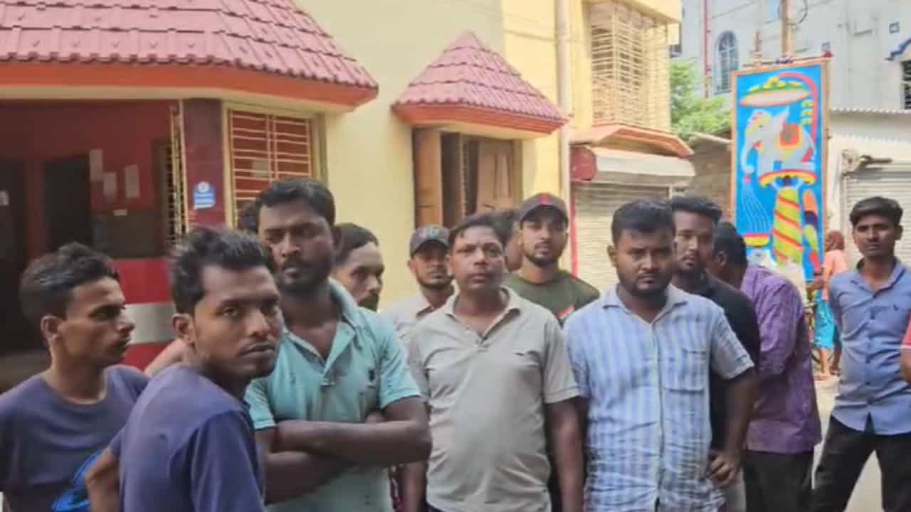 Basirhat: প্রসূতির মৃত্যু ঘিরে চরম উত্তেজনা বসিরহাটে, কাঠগড়ায় নার্সিংহোম Basirhat: প্রসূতির মৃত্যু ঘিরে চরম উত্তেজনা বসিরহাটে, কাঠগড়ায় নার্সিংহোম