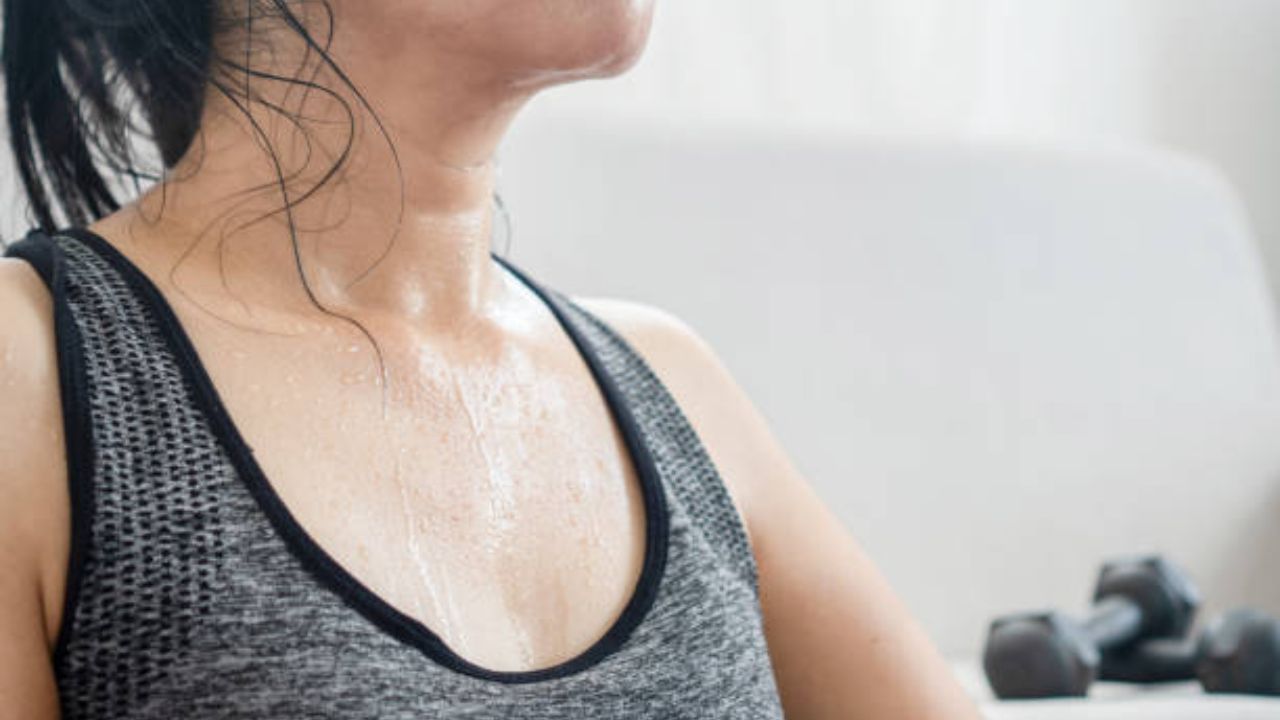 Sweaty Skin: ঘাম চ্যাটচ্যাটে গায়ে দিনভর অস্বস্তি, এই ৫ টোটকায় ফিরবে ত্বকের সতেজতা