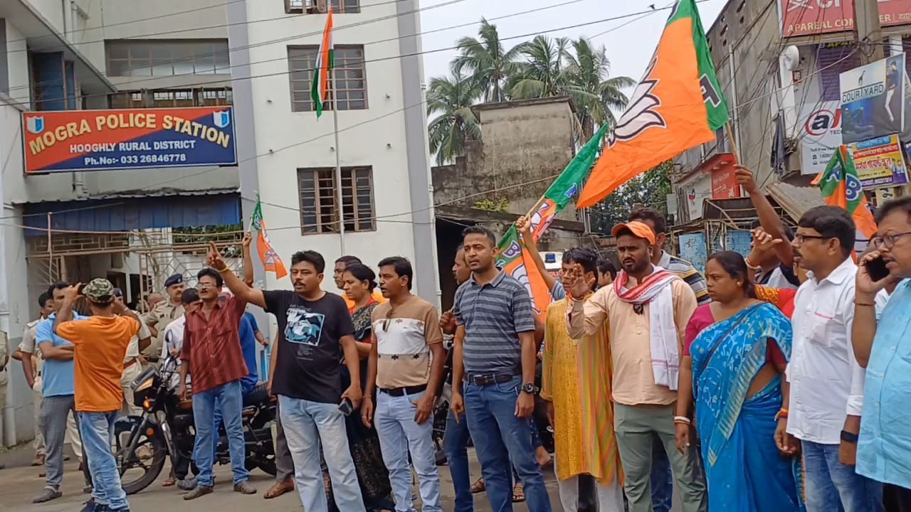 Hooghly: লকেটের গাড়ির ওপর 'হামলা', প্রতিবাদে অবরোধ বিজেপির