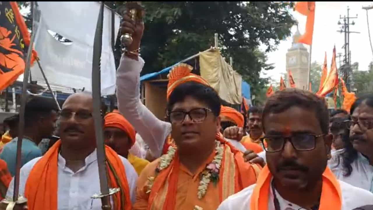 Birbhum Ram Navami: প্রথমে পুলিশের সঙ্গে 'তর্কাতর্কি', পরে বীরভূমে অস্ত্র হাতে মিছিল বিজেপি প্রার্থীর Birbhum Ram Navami: প্রথমে পুলিশের সঙ্গে 'তর্কাতর্কি', পরে বীরভূমে অস্ত্র হাতে মিছিল বিজেপি প্রার্থীর