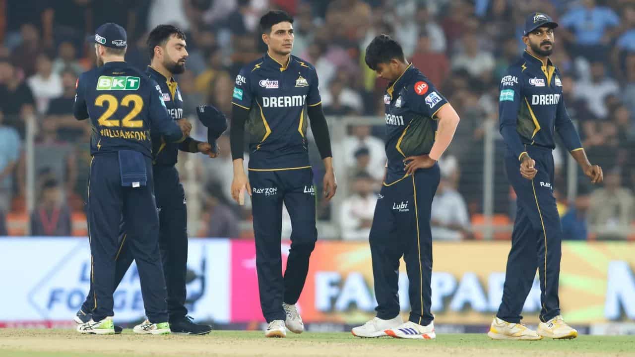 Watch Video: IPL এ শুভমনদের ম্যাচের মাঝে মাঠে হঠাৎ ঢুকল প্লেন, তারপর কী হল... Watch Video: IPL এ শুভমনদের ম্যাচের মাঝে মাঠে হঠাৎ ঢুকল প্লেন, তারপর কী হল...