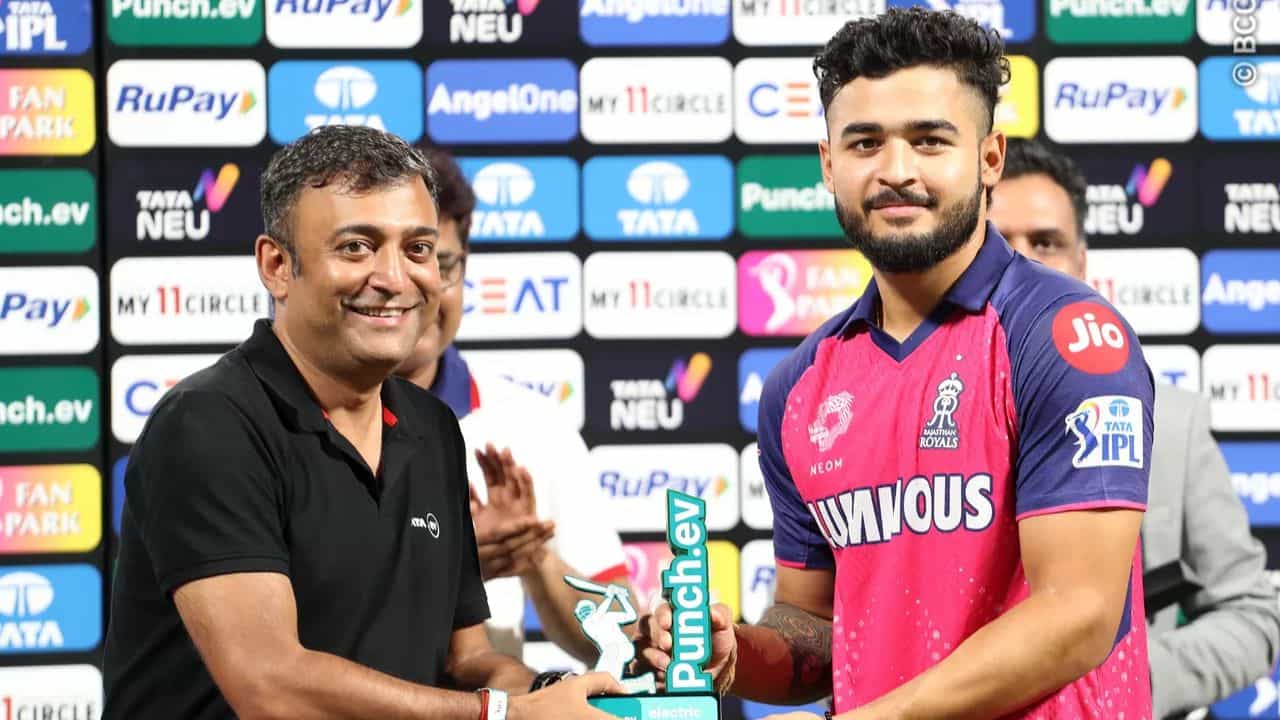 Riyan Parag: কোহলির ১০-১৫ মিনিট বদলে দিয়েছে রিয়ান পরাগকে! Riyan Parag: কোহলির ১০-১৫ মিনিট বদলে দিয়েছে রিয়ান পরাগকে!